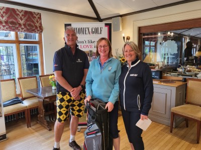 Ed & Kim present Lindsay with her Motocaddy Hydroflex golf bag