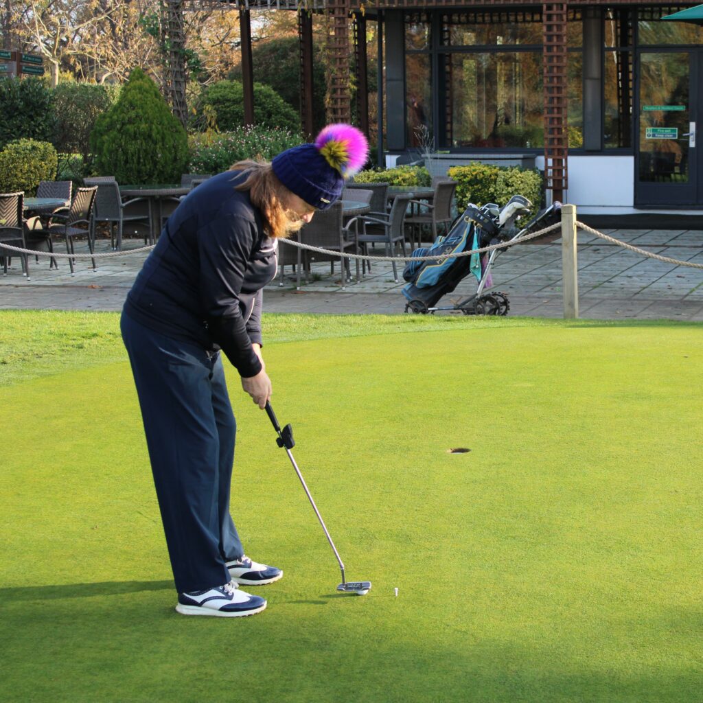 Jane makes a few 3m putts