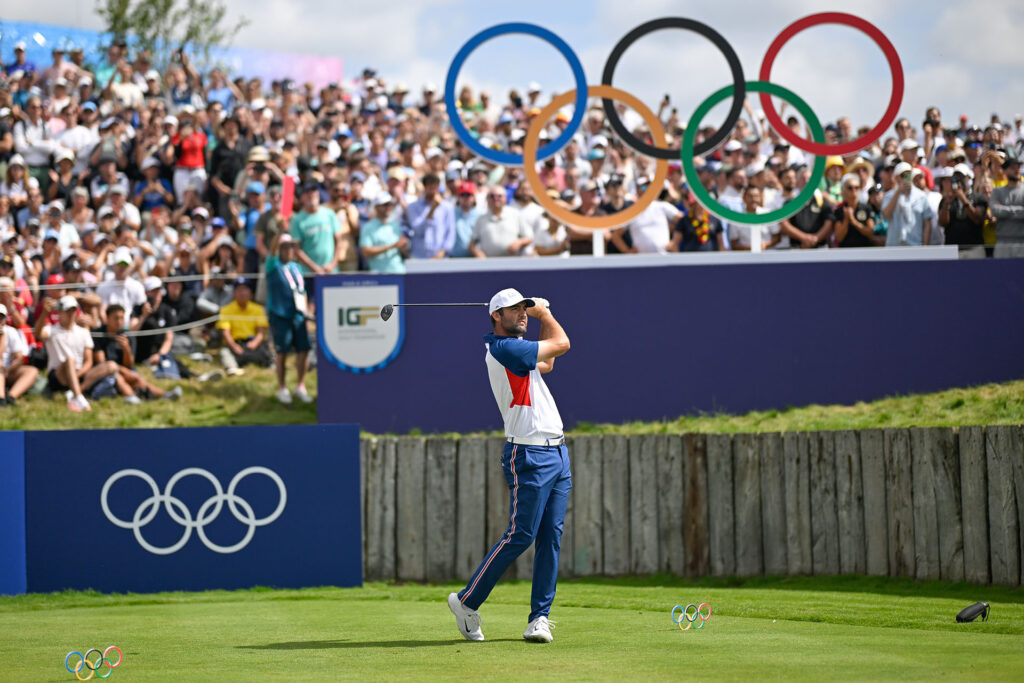 SAINT-QUENTIN-EN-YVELINES, FRANCE - AUGUST 04: Scottie Scheffler of Team USA plays a tee shot on the first hole during the final round of the 2024 Paris Olympics at Le Golf National on August 4, 2024 in Saint-Quentin-en-Yvelines, Ile-de-France. (Photo by Ben Jared/PGA TOUR/IGF)