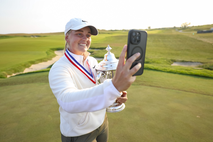 Maja Stark takes a selfie with the trophy