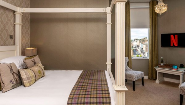 Four poster bedroom
